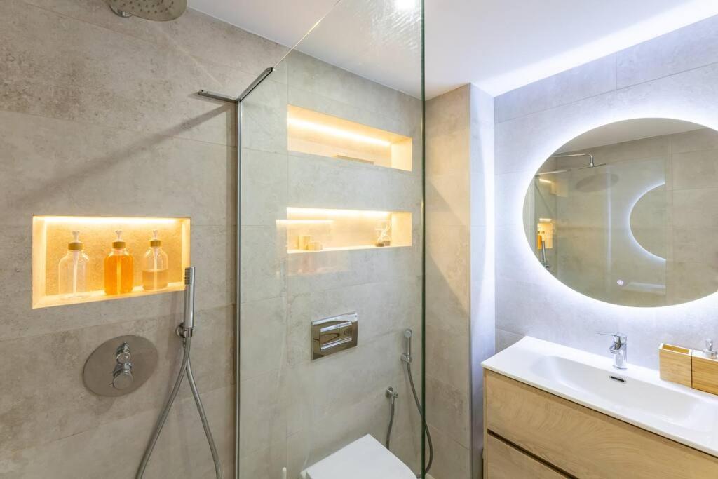 Beautiful 2-bedroom Flat - Pool And Paddle Court Apartment