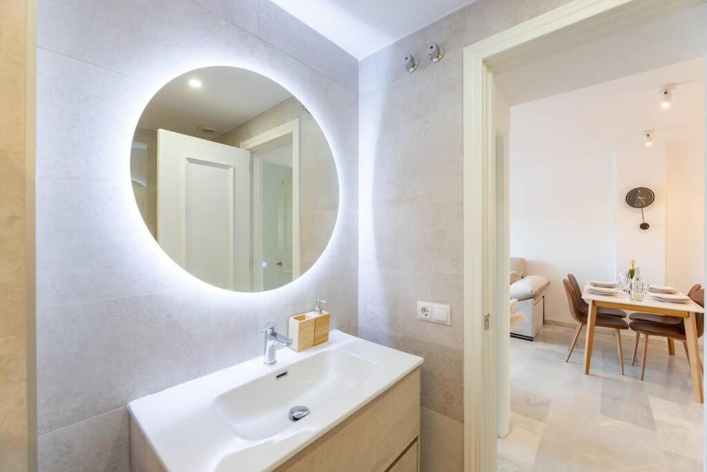 Beautiful 2-bedroom Flat - Pool And Paddle Court * Málaga