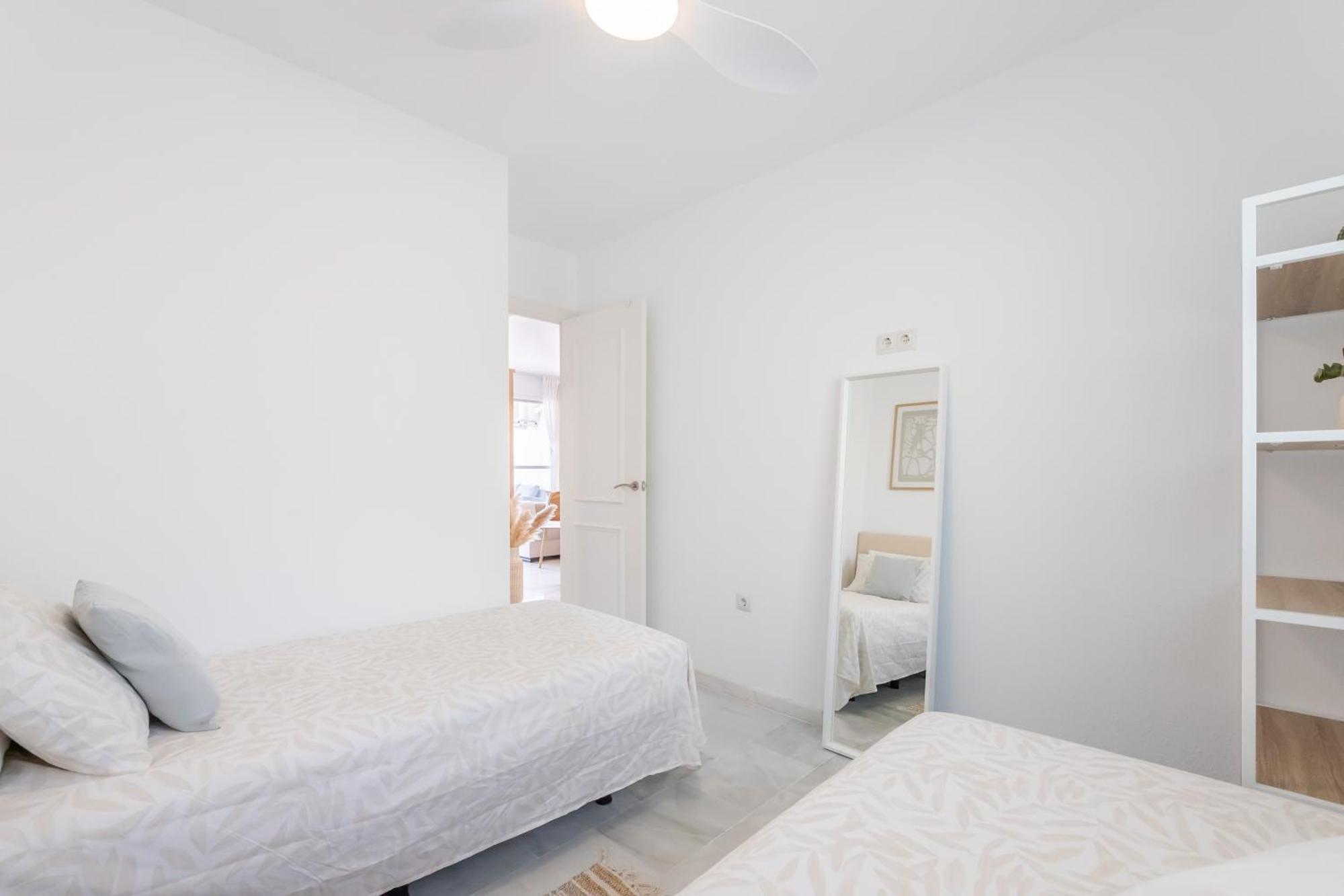 Beautiful 2-bedroom Flat - Pool And Paddle Court Apartment *