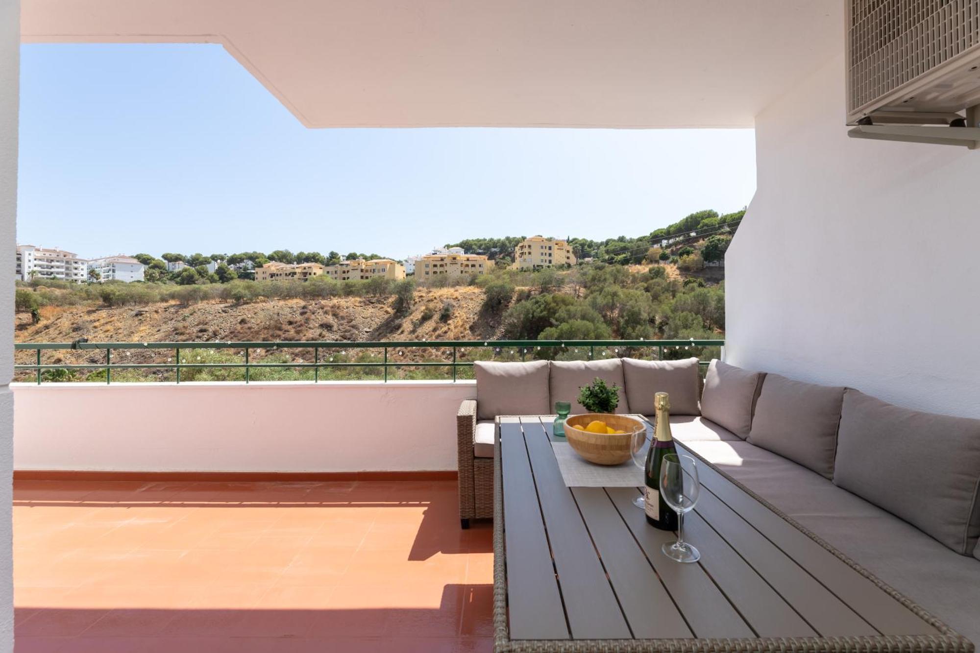 Beautiful 2-bedroom Flat - Pool And Paddle Court
